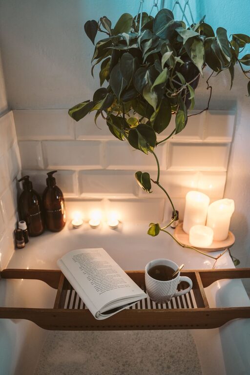 Activități relaxante de făcut acasă într-un weekend liniștit